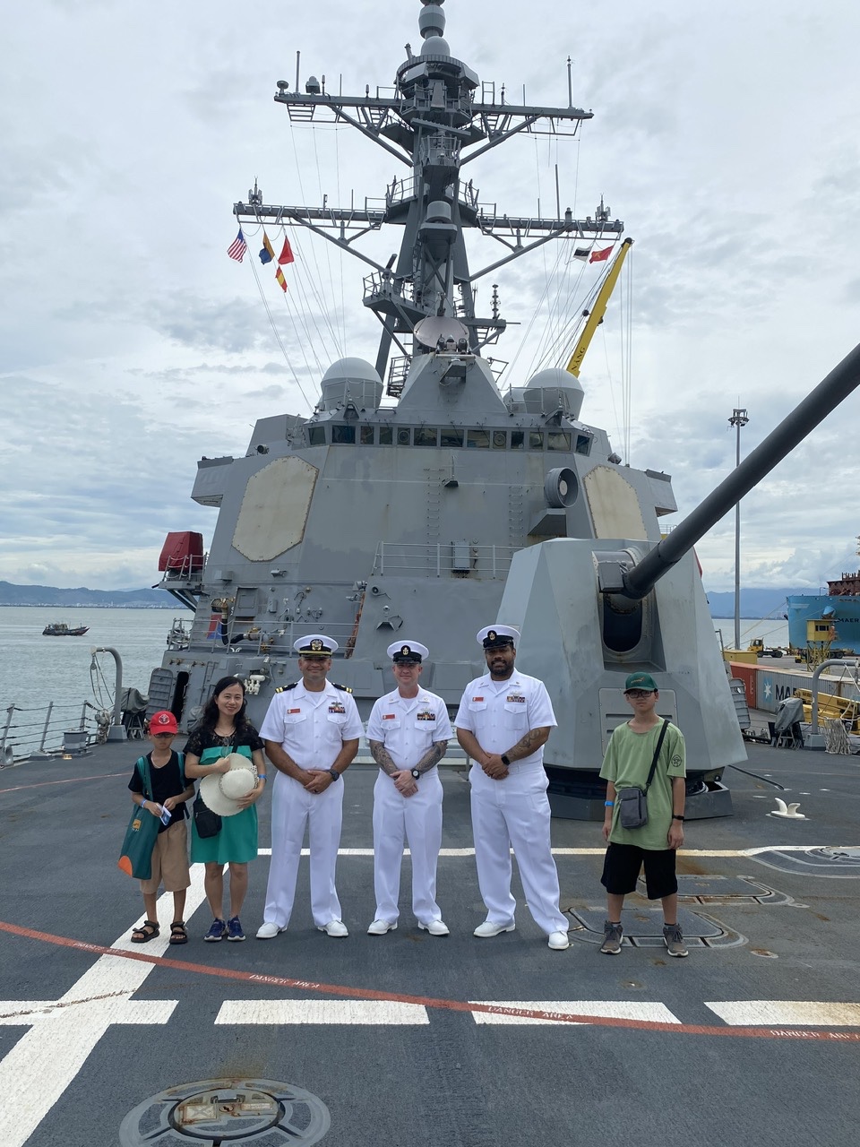 Phúc Khánh tham quan boong tàu chiến hạm USS SHOUP DDG-86